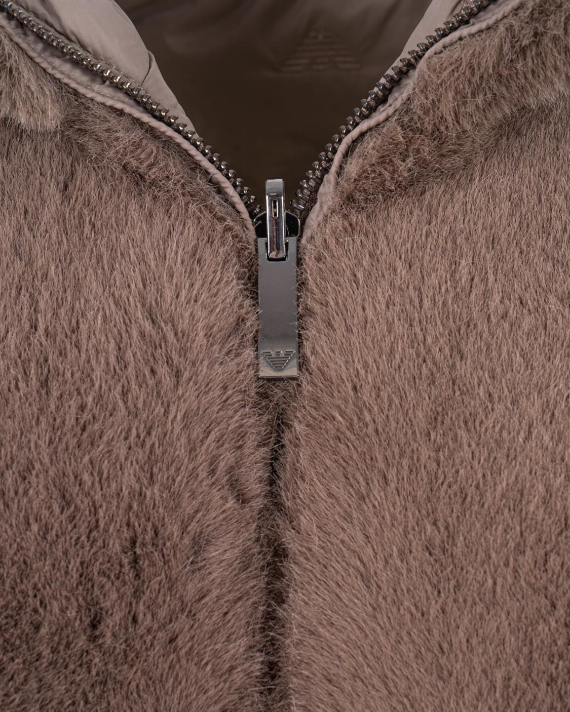 shop EMPORIO ARMANI  Caban: Emporio Armani blouson reversibile con cappuccio.
Reversibile.
Fur effect esterno.
Interno in nylon.
Logo eagle all over.
Chiusura con zip.
Coulisse in vita.
Tasche laterali.
Composizione: 100% poliestere; tessuto interno: 100% poliammide; ricamo: 100% poliestere; imbottitura: 100% poliestere.
Made in Romania.. EW001467 AF14618-U6125 number 1677708